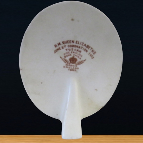 Queen Elizabeth 2 II Coronation Portrait Cameo Fine Bone China Tuscan - Picture 2 of 3